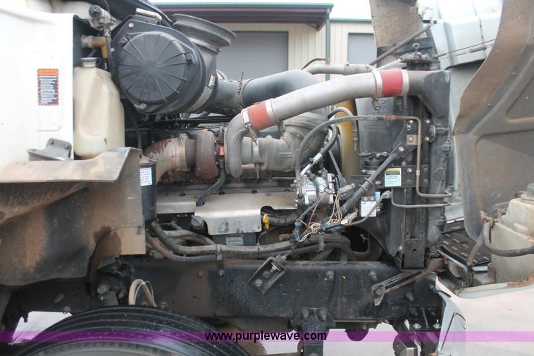 image for item E2565 2000 Mack CH613 semi truck