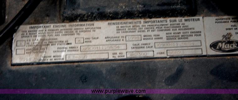 image for item E2565 2000 Mack CH613 semi truck
