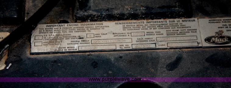 image for item E2565 2000 Mack CH613 semi truck