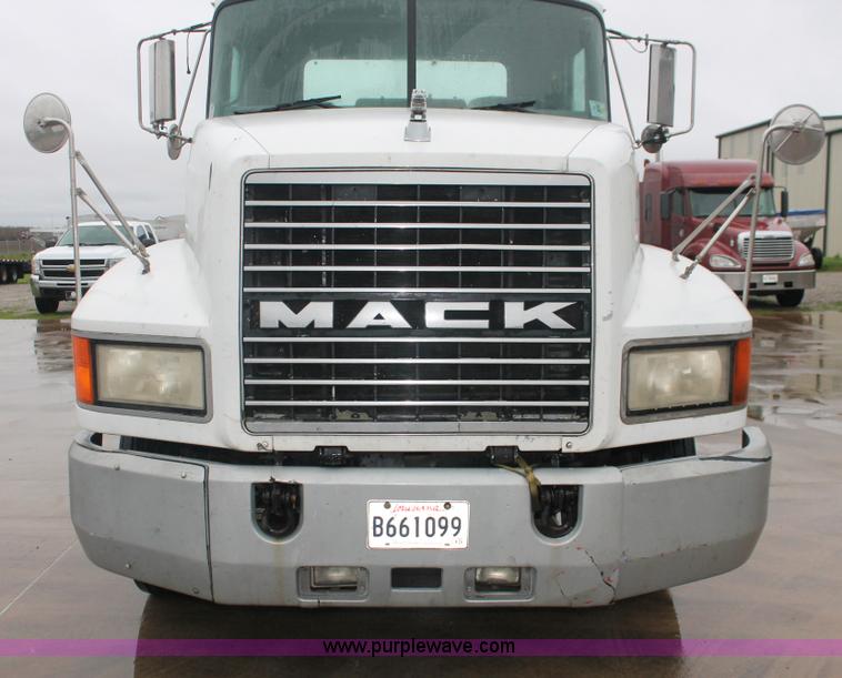 image for item E2565 2000 Mack CH613 semi truck