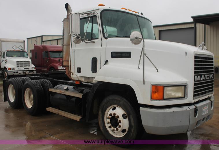 image for item E2565 2000 Mack CH613 semi truck