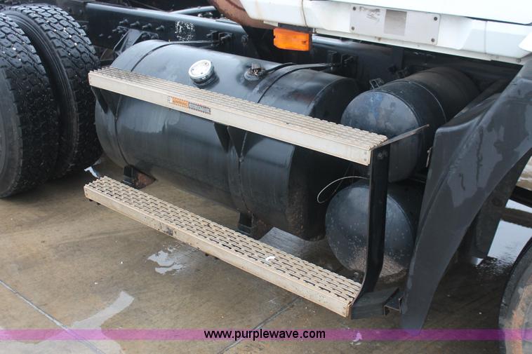 image for item E2565 2000 Mack CH613 semi truck