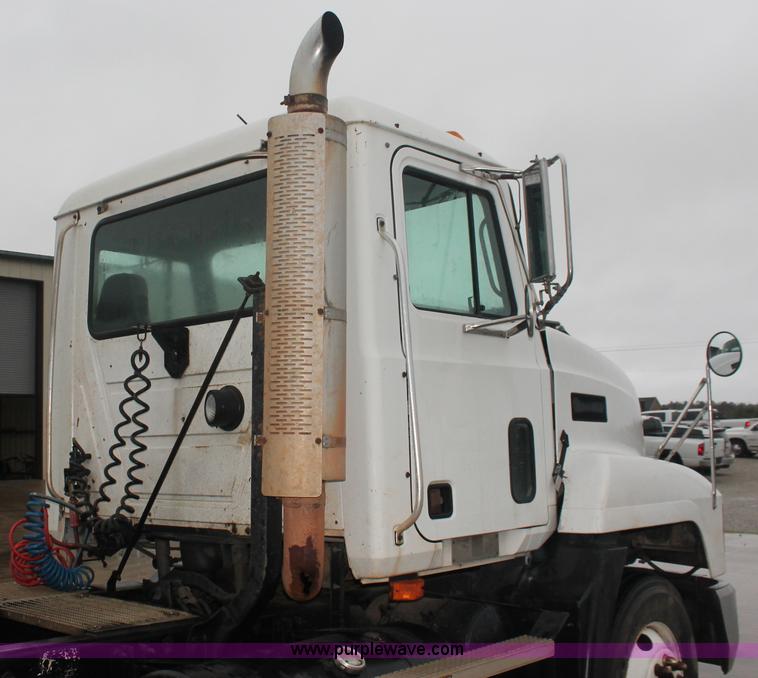image for item E2565 2000 Mack CH613 semi truck