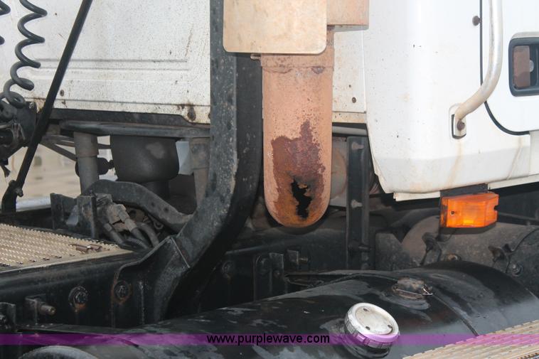 image for item E2565 2000 Mack CH613 semi truck