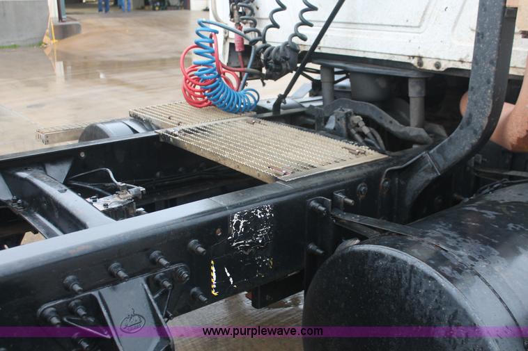 image for item E2565 2000 Mack CH613 semi truck