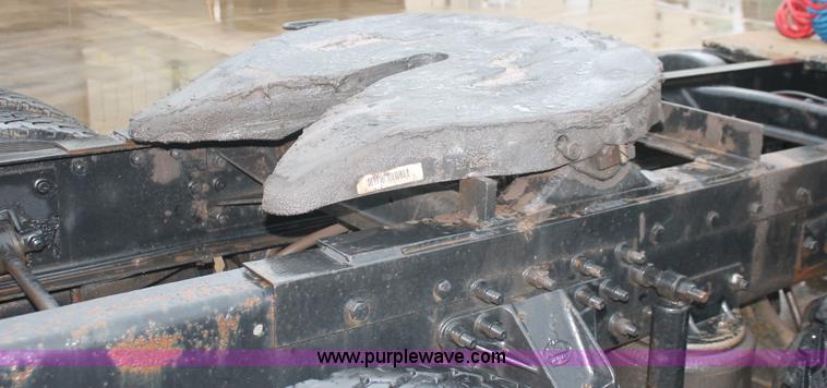 image for item E2565 2000 Mack CH613 semi truck