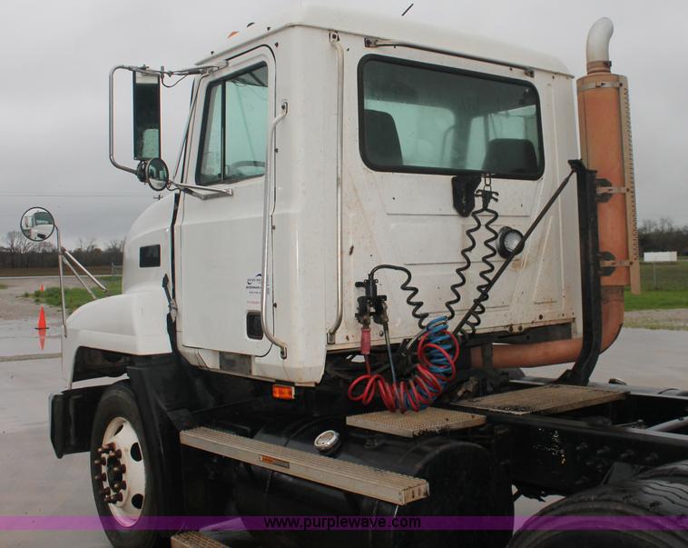 image for item E2565 2000 Mack CH613 semi truck