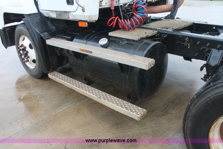 image for item E2565 2000 Mack CH613 semi truck