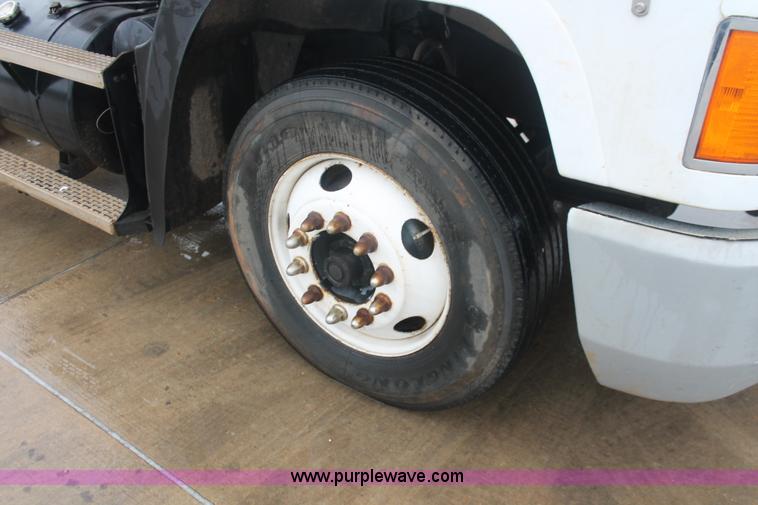 image for item E2565 2000 Mack CH613 semi truck