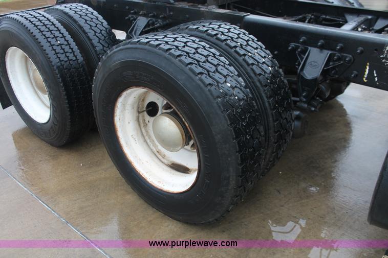 image for item E2565 2000 Mack CH613 semi truck