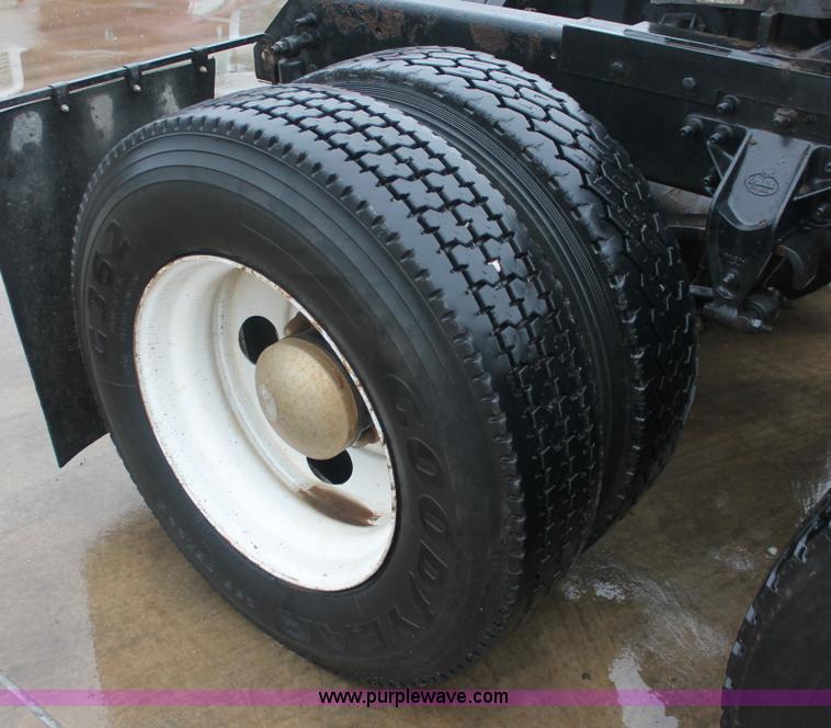 image for item E2565 2000 Mack CH613 semi truck