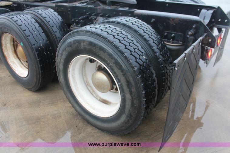 image for item E2565 2000 Mack CH613 semi truck