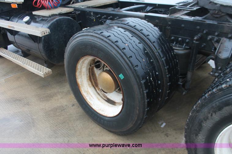 image for item E2565 2000 Mack CH613 semi truck