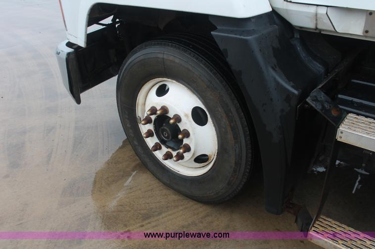 image for item E2565 2000 Mack CH613 semi truck