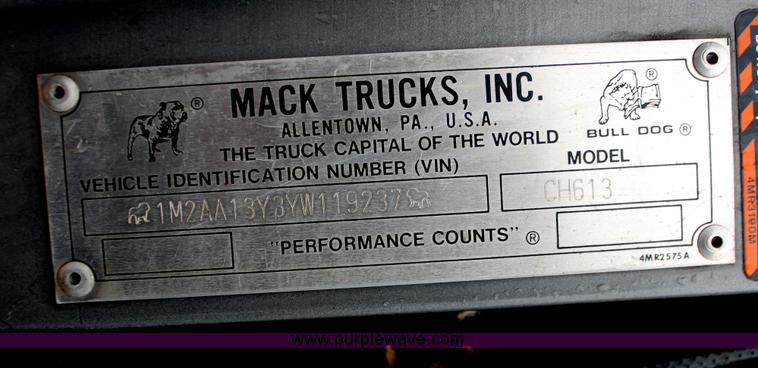 image for item E2565 2000 Mack CH613 semi truck