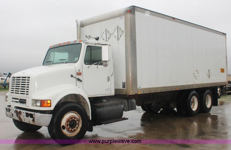 image for item E2566 1995 International 8100 box truck