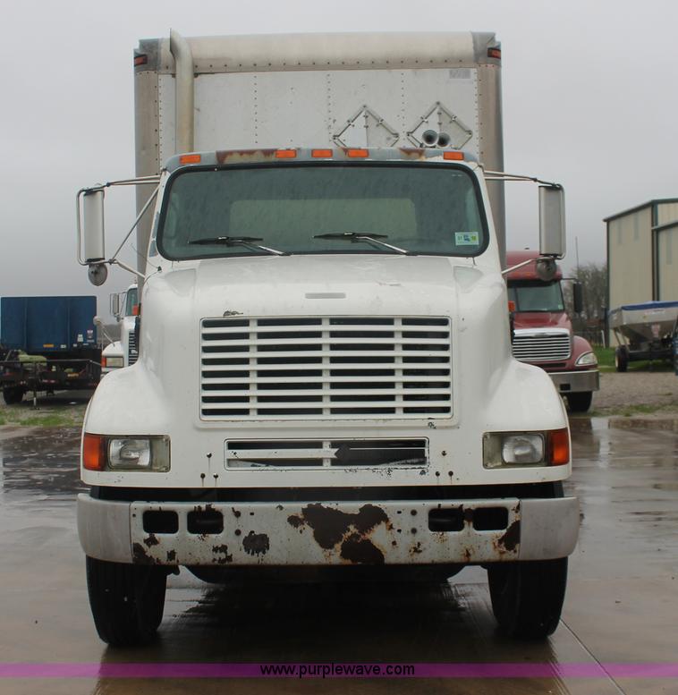 image for item E2566 1995 International 8100 box truck