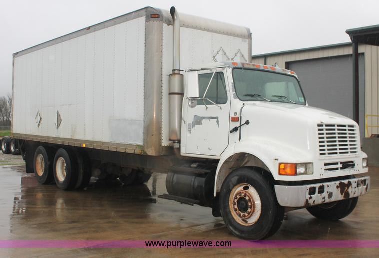 image for item E2566 1995 International 8100 box truck
