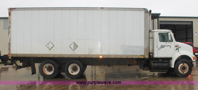 image for item E2566 1995 International 8100 box truck