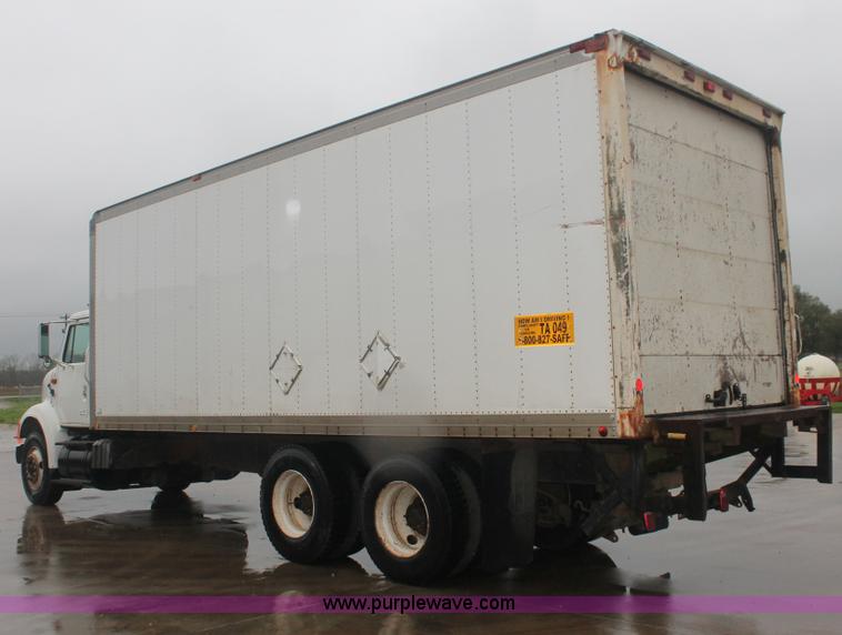 image for item E2566 1995 International 8100 box truck