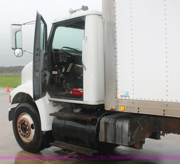 image for item E2566 1995 International 8100 box truck