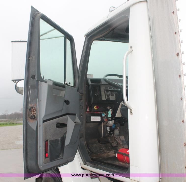 image for item E2566 1995 International 8100 box truck