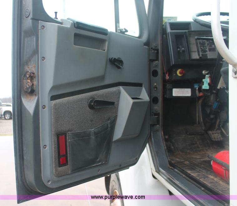 image for item E2566 1995 International 8100 box truck