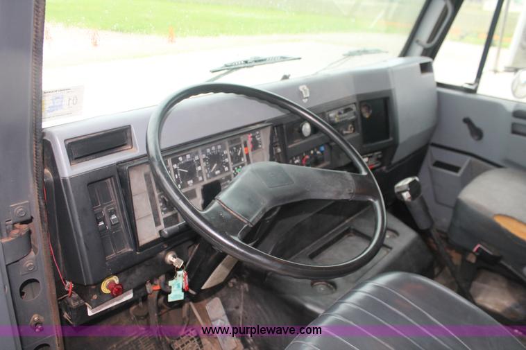 image for item E2566 1995 International 8100 box truck