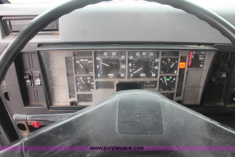 image for item E2566 1995 International 8100 box truck