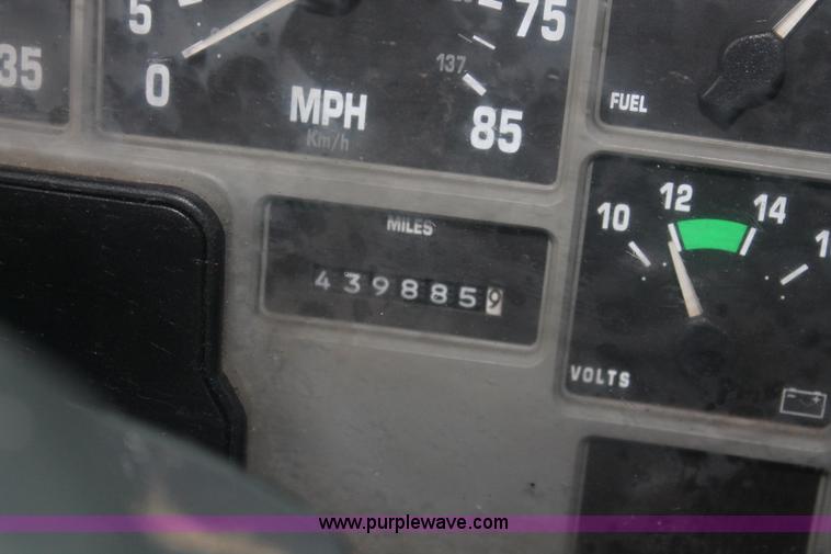 image for item E2566 1995 International 8100 box truck