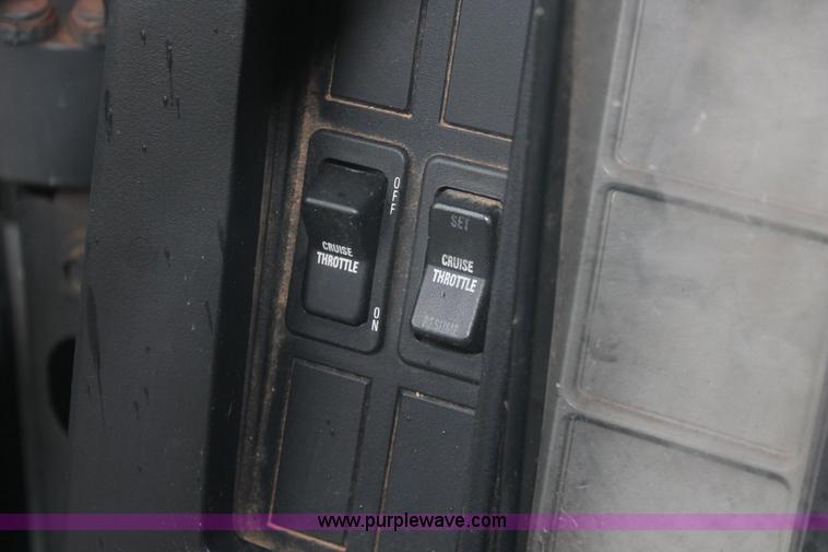 image for item E2566 1995 International 8100 box truck