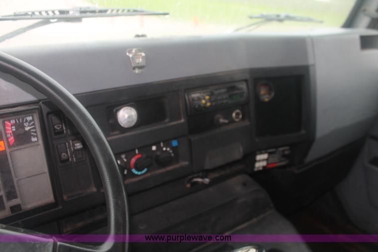 image for item E2566 1995 International 8100 box truck