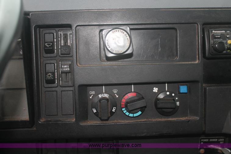 image for item E2566 1995 International 8100 box truck