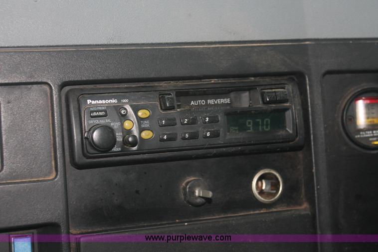 image for item E2566 1995 International 8100 box truck