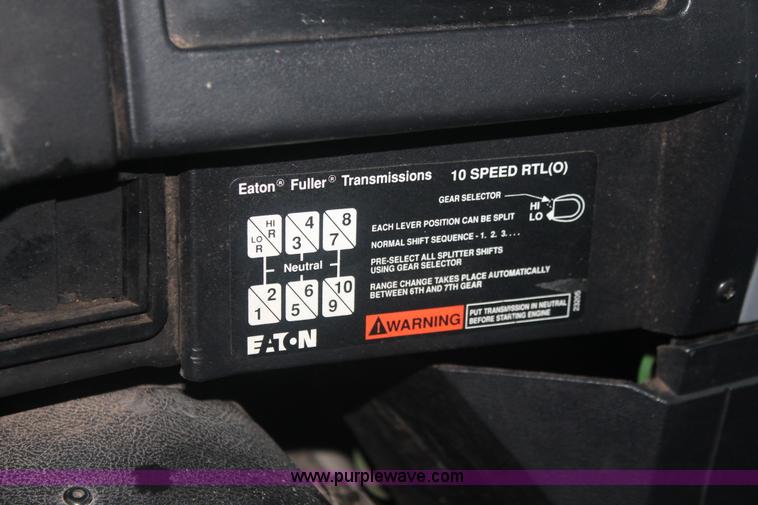 image for item E2566 1995 International 8100 box truck