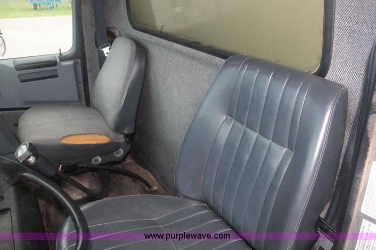 image for item E2566 1995 International 8100 box truck