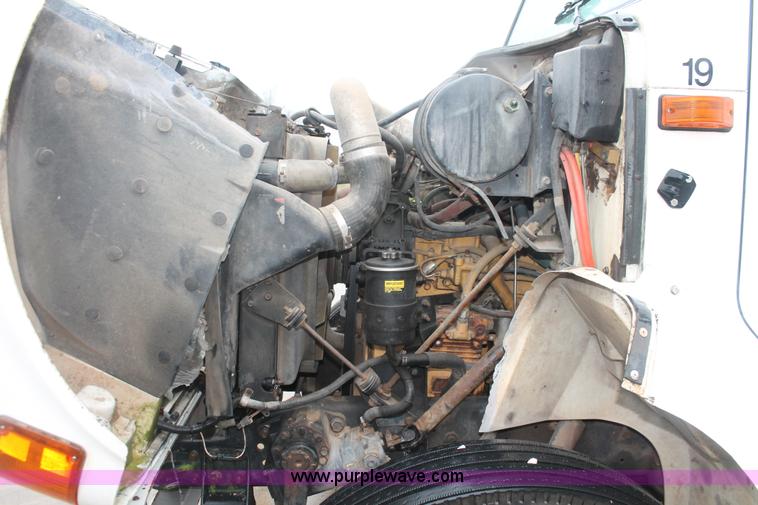 image for item E2566 1995 International 8100 box truck