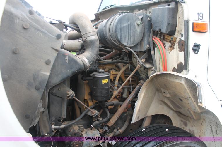 image for item E2566 1995 International 8100 box truck