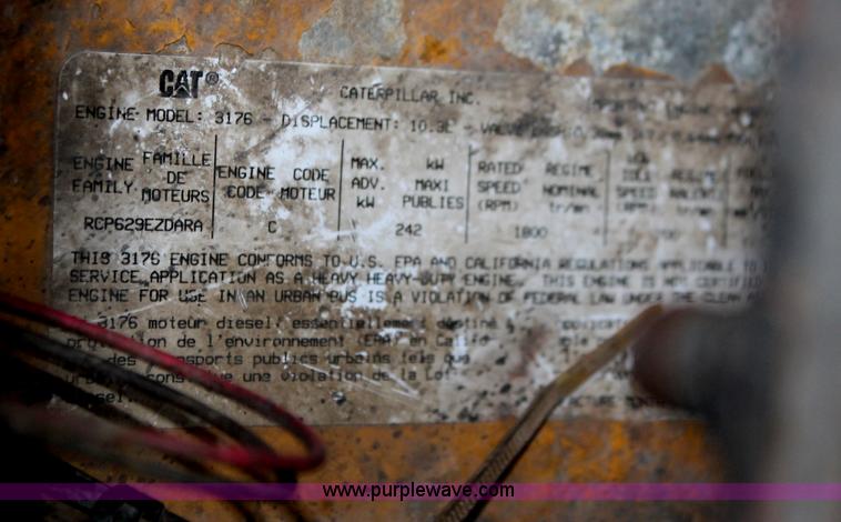 image for item E2566 1995 International 8100 box truck