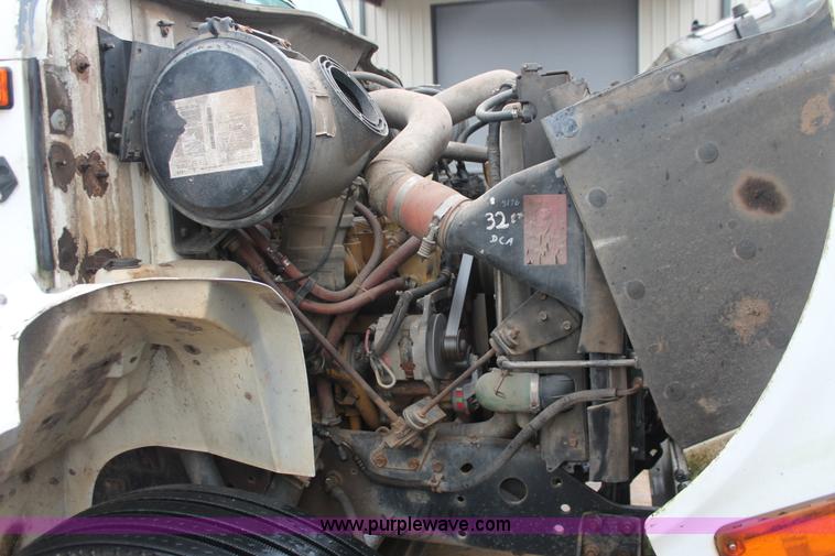 image for item E2566 1995 International 8100 box truck