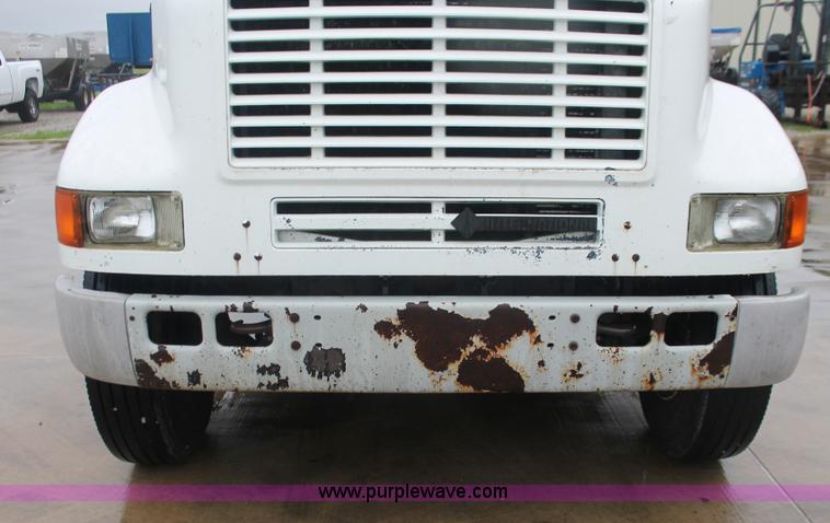 image for item E2566 1995 International 8100 box truck