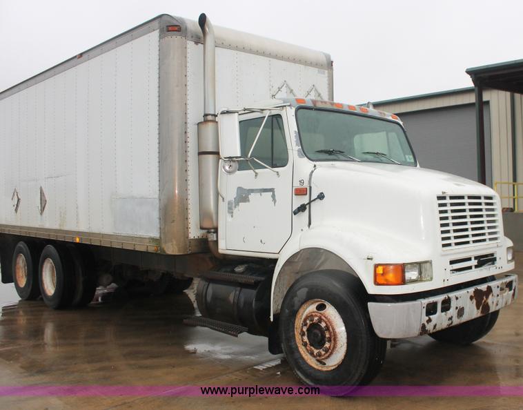 image for item E2566 1995 International 8100 box truck