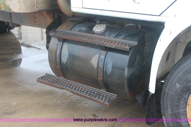 image for item E2566 1995 International 8100 box truck