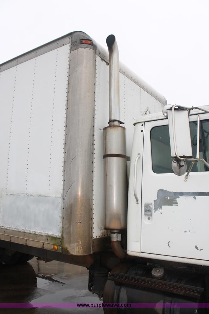 image for item E2566 1995 International 8100 box truck