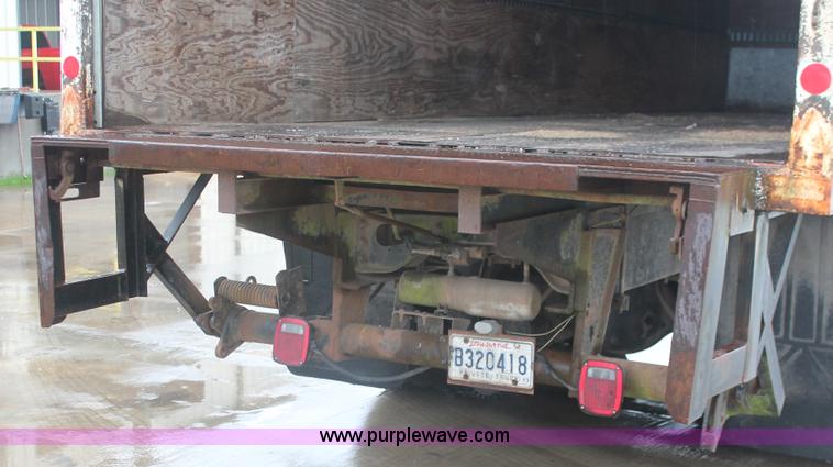 image for item E2566 1995 International 8100 box truck