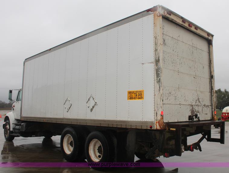 image for item E2566 1995 International 8100 box truck