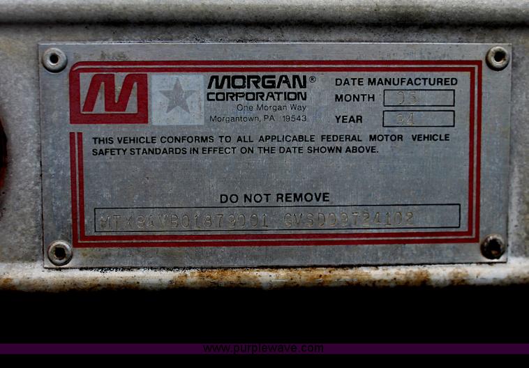 image for item E2566 1995 International 8100 box truck