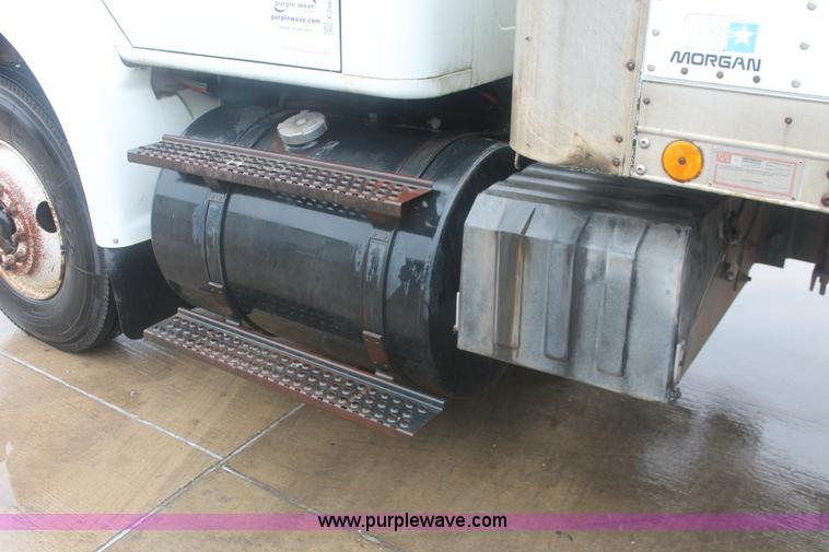 image for item E2566 1995 International 8100 box truck