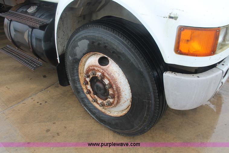 image for item E2566 1995 International 8100 box truck