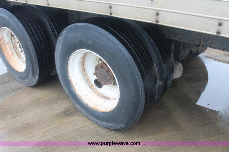 image for item E2566 1995 International 8100 box truck